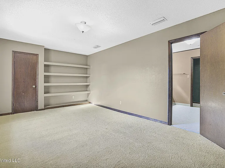 4409 Shadow Wood Cir — Photo 44