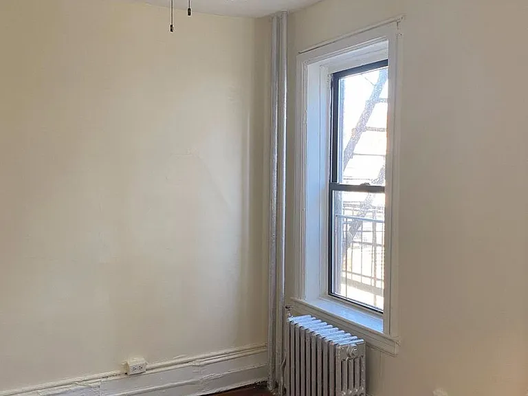 Sevilla Grande - Renovated Units at Journal Square Path — Photo 41
