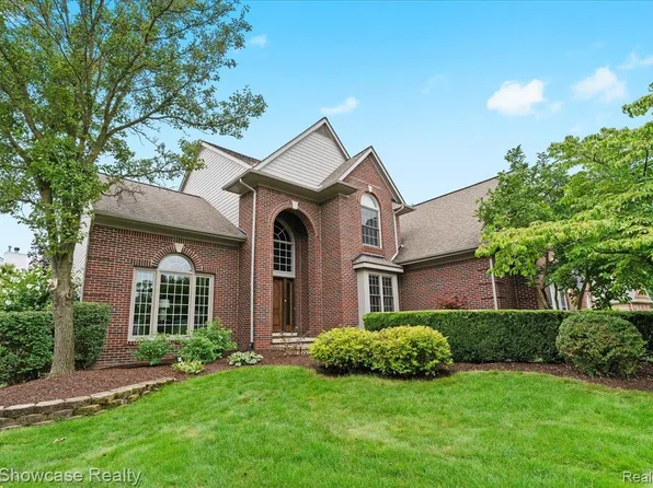 45776 Bristol Cir, Novi, MI 48377