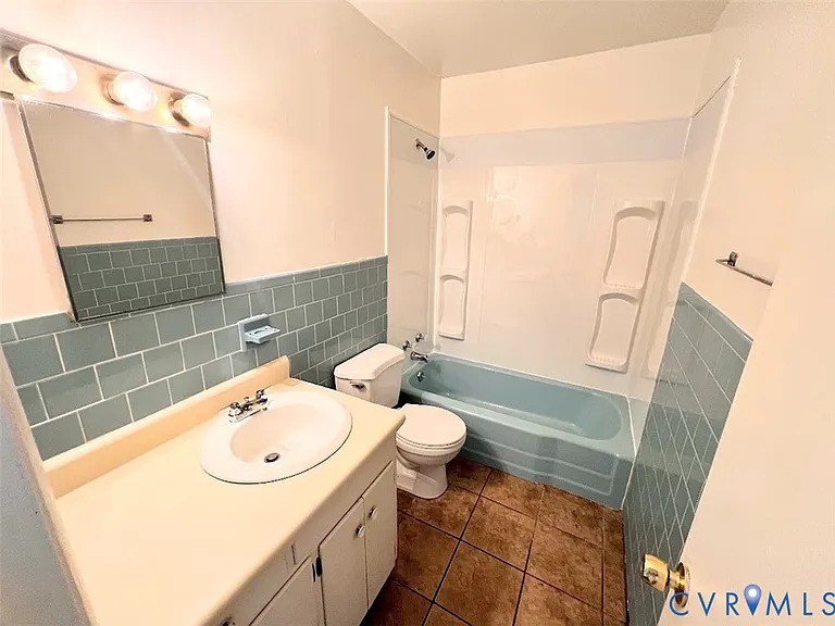 2146 Colston St — Photo 3