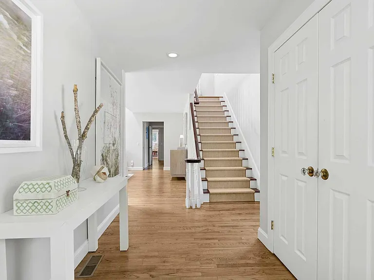 39 Fresh Pond Rd — Photo 3