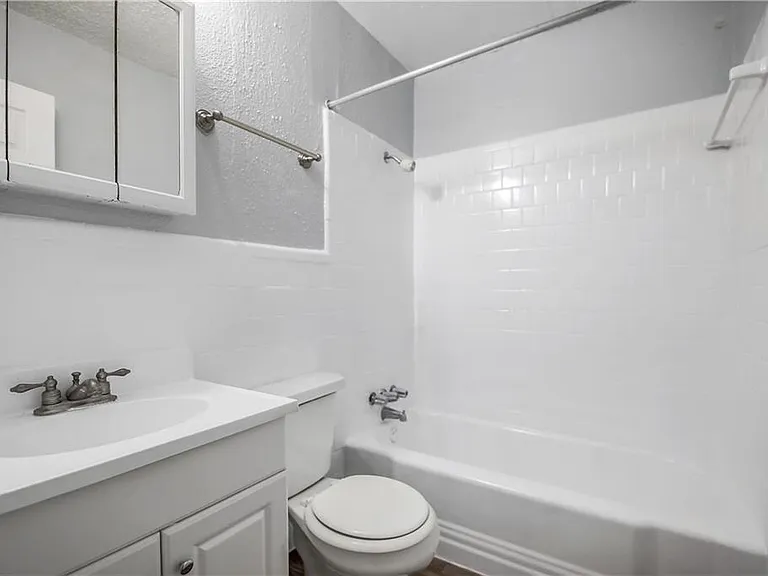 2401 Manor Rd #102 — Photo 12