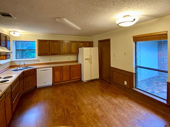 4th image of 1412 Oxford Ln