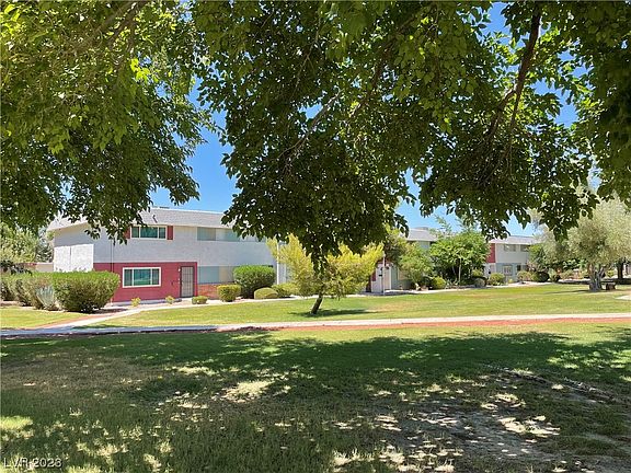 3rd image of 536 Greenbriar Townhouse Way