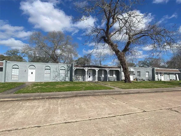 148 Post Oak Ln, Clute, TX 77531