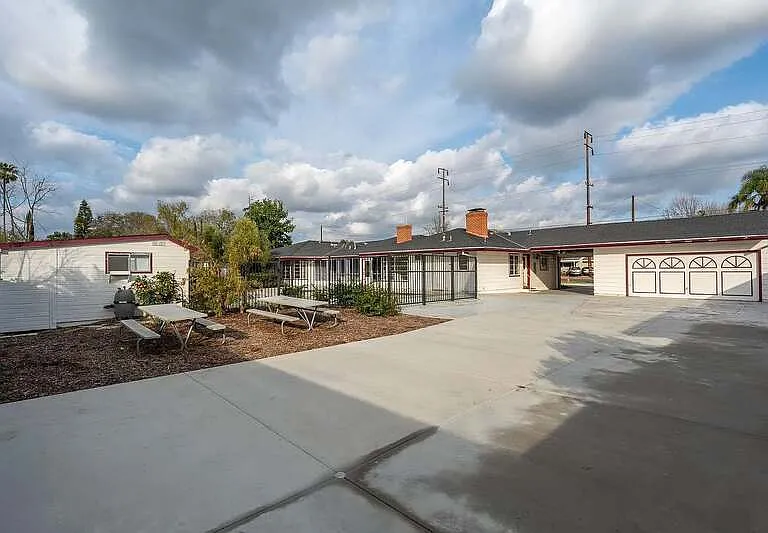 590 N Cambridge St — Photo 31