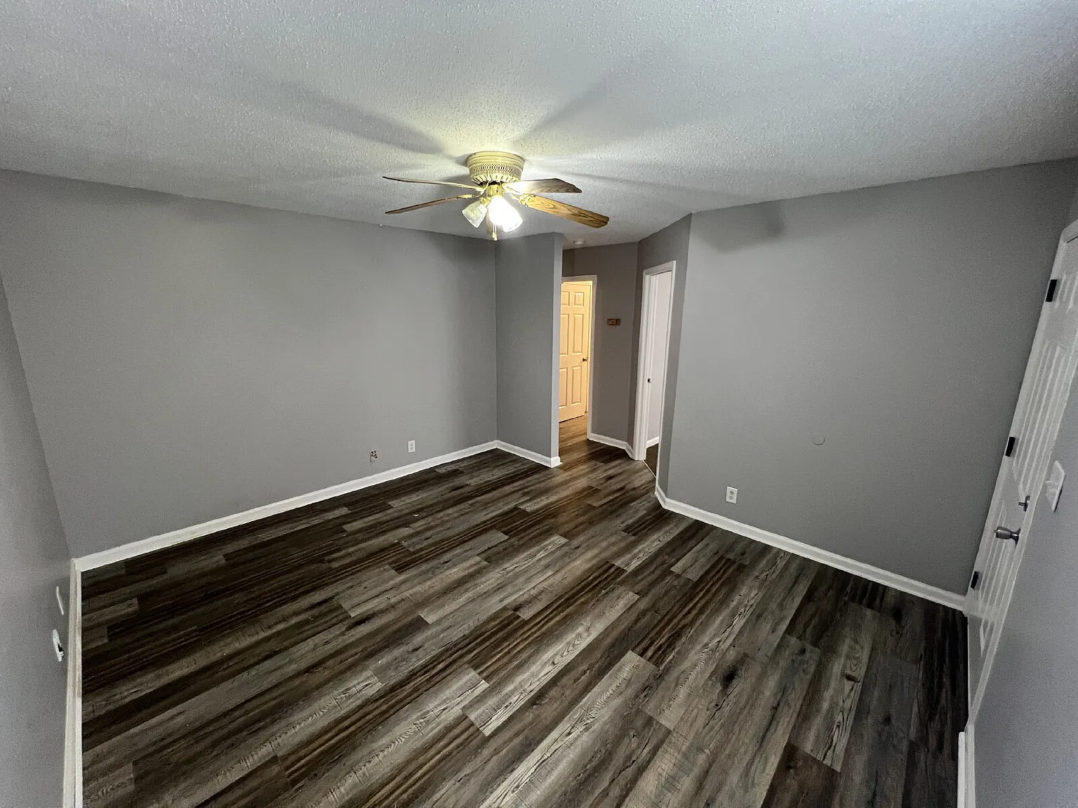 2 bed, 1.0 bath, 1010 sqft, $895 — Photo 3