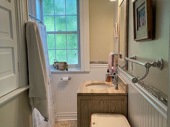 bathroom with Waynes coating and traventine vanity