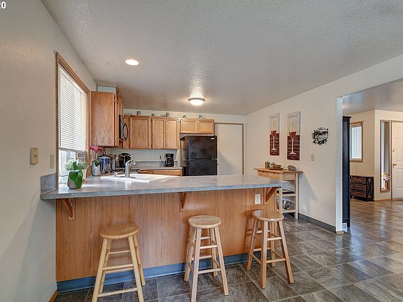 4th image of 414 NE 160th Ave