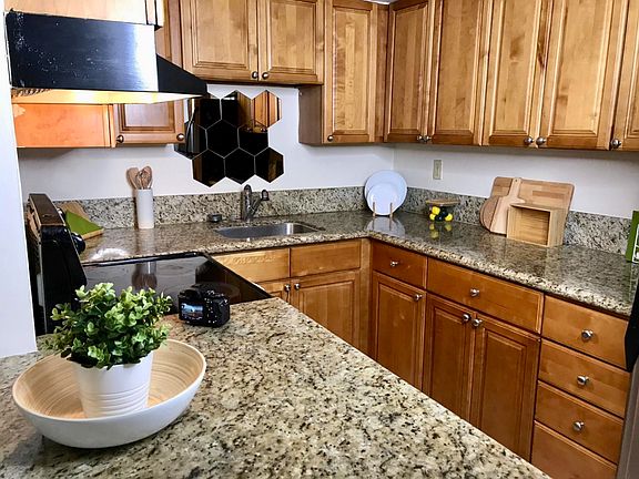 2nd image of 2705 NE 9th Ave APT 211