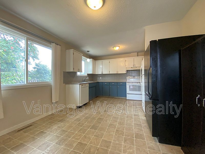 1st image of 643 Hollydell Rd