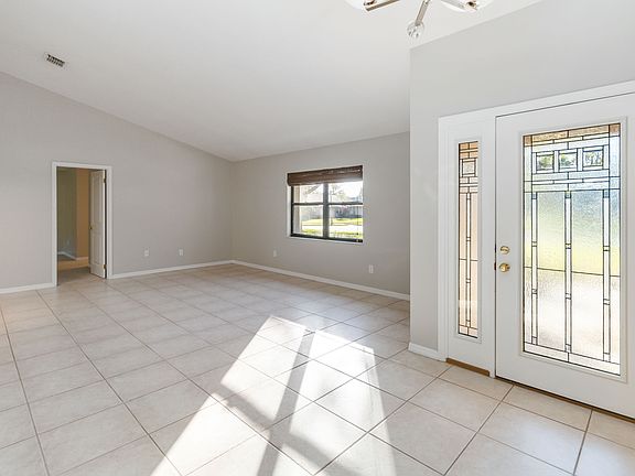 Bright foyer sight_line