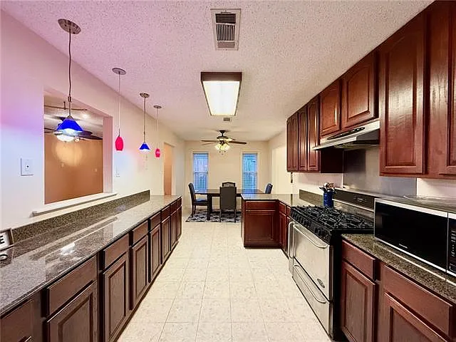 3 bed, 2.0 bath, 2220 sqft, $2,250 — Photo 3