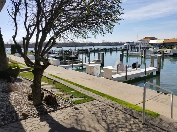 21 Kreger Dr, Wyandotte, MI 48192