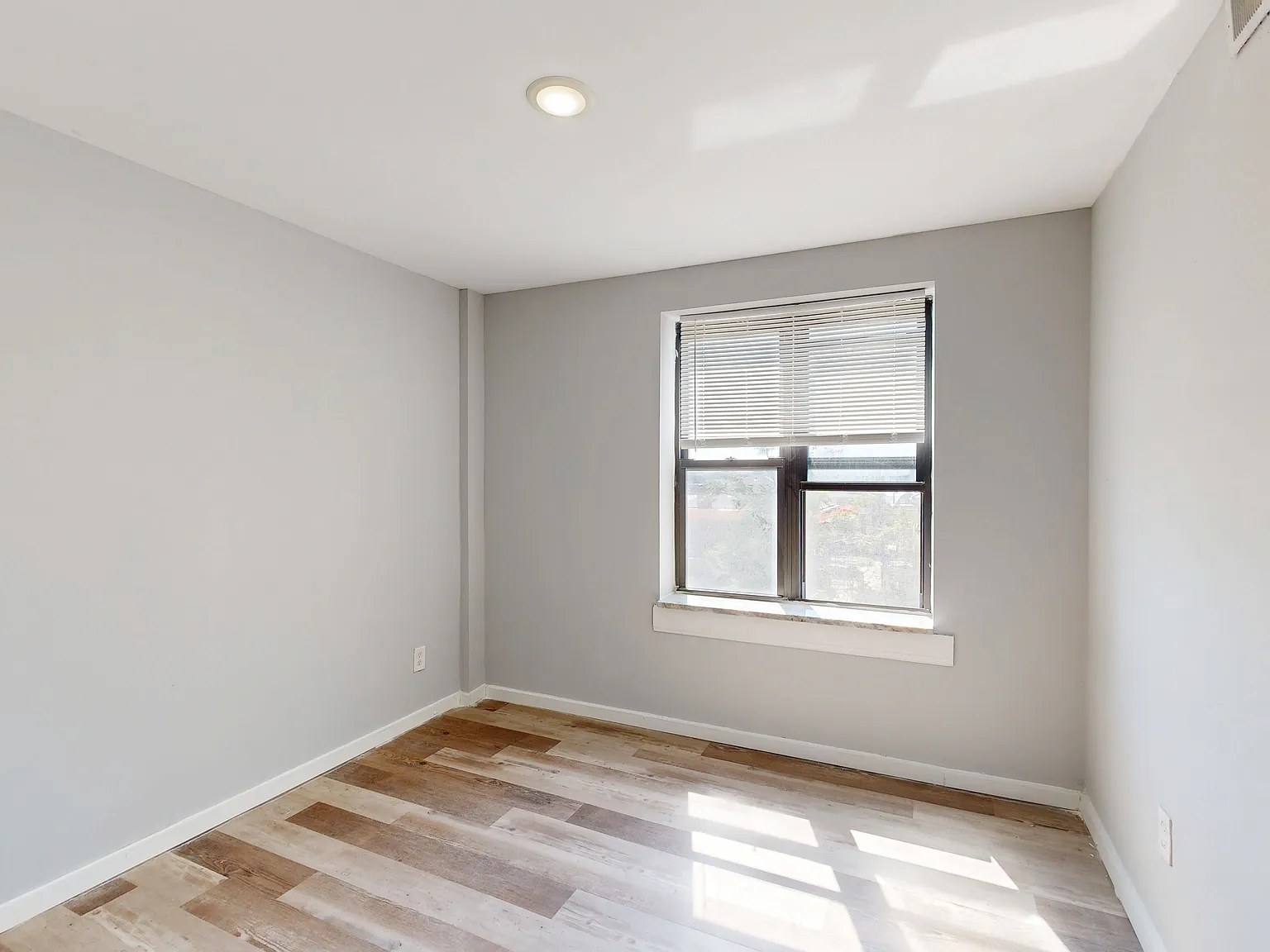 5474 Delmar Blvd — Photo 4