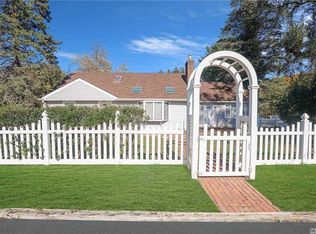 2 W Maple Rd, Greenlawn, NY 11740