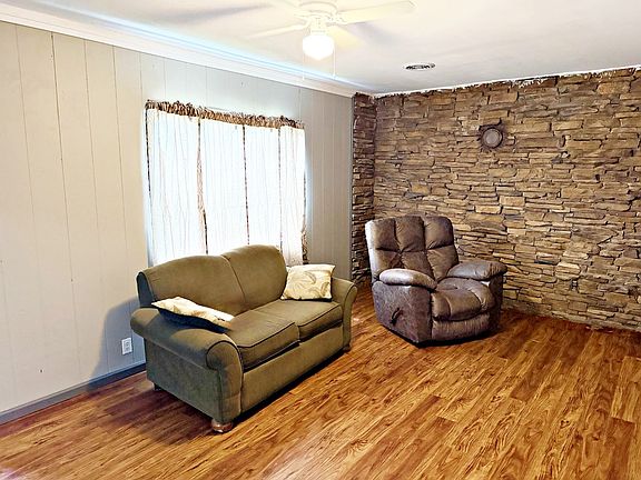 4th image of 421 E 9th St