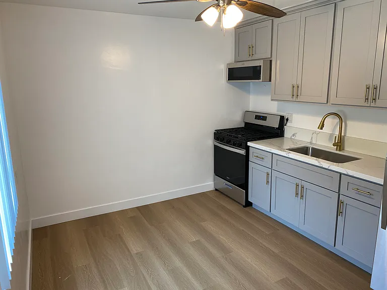 Sussex House Apartments — Photo 10