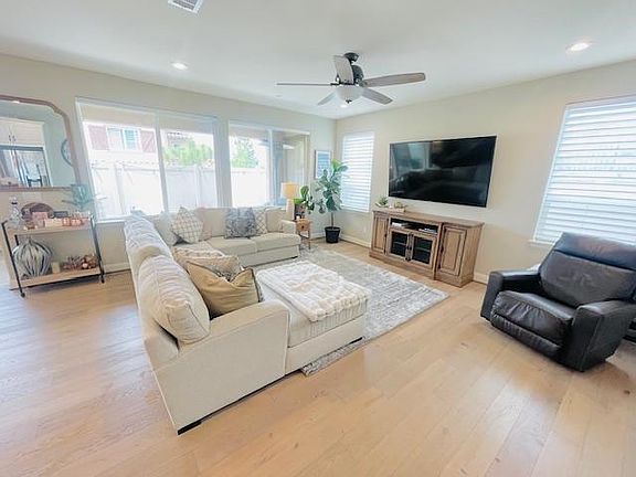 5th image of 609 Agapanthus Way