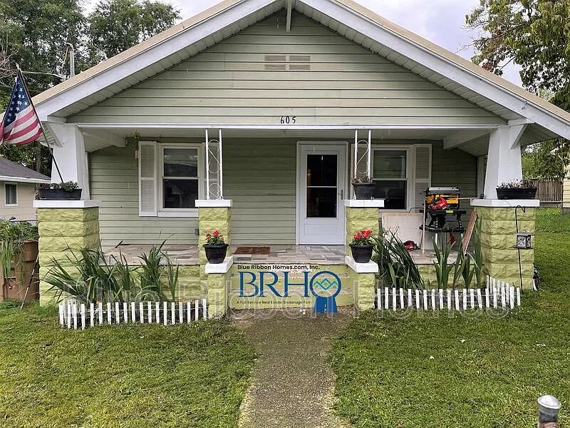 4 bed, 2.0 bath, 1800 sqft, $2,600 — Photo 2