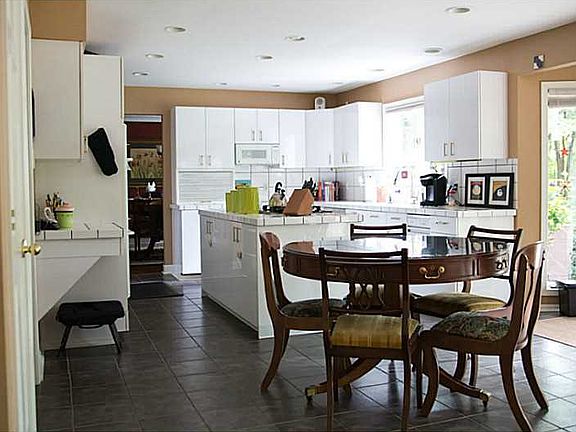 5th image of 366 Edgewood Dr