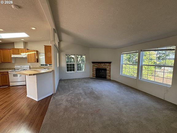 4th image of 855 Maple St