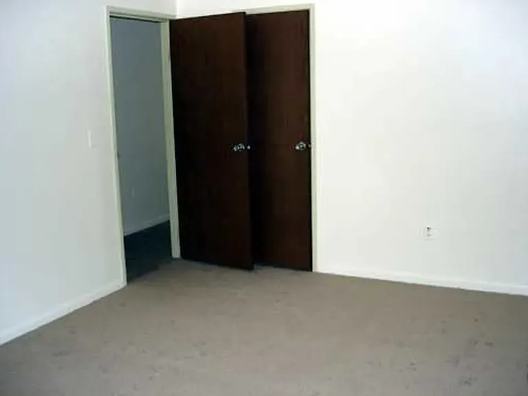 Ebonhurst Apartments — Photo 17