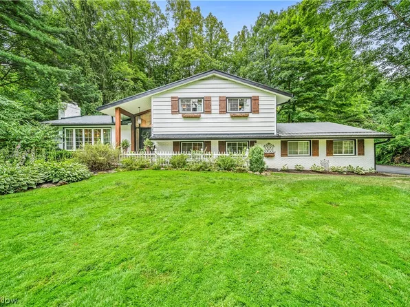 17854 Lost Trl, Chagrin Falls, OH 44023