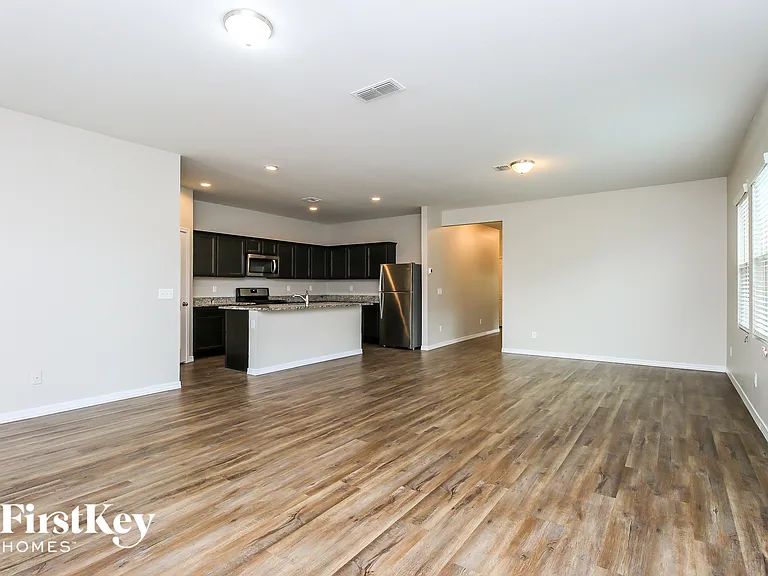 398 W Powell Dr — Photo 3