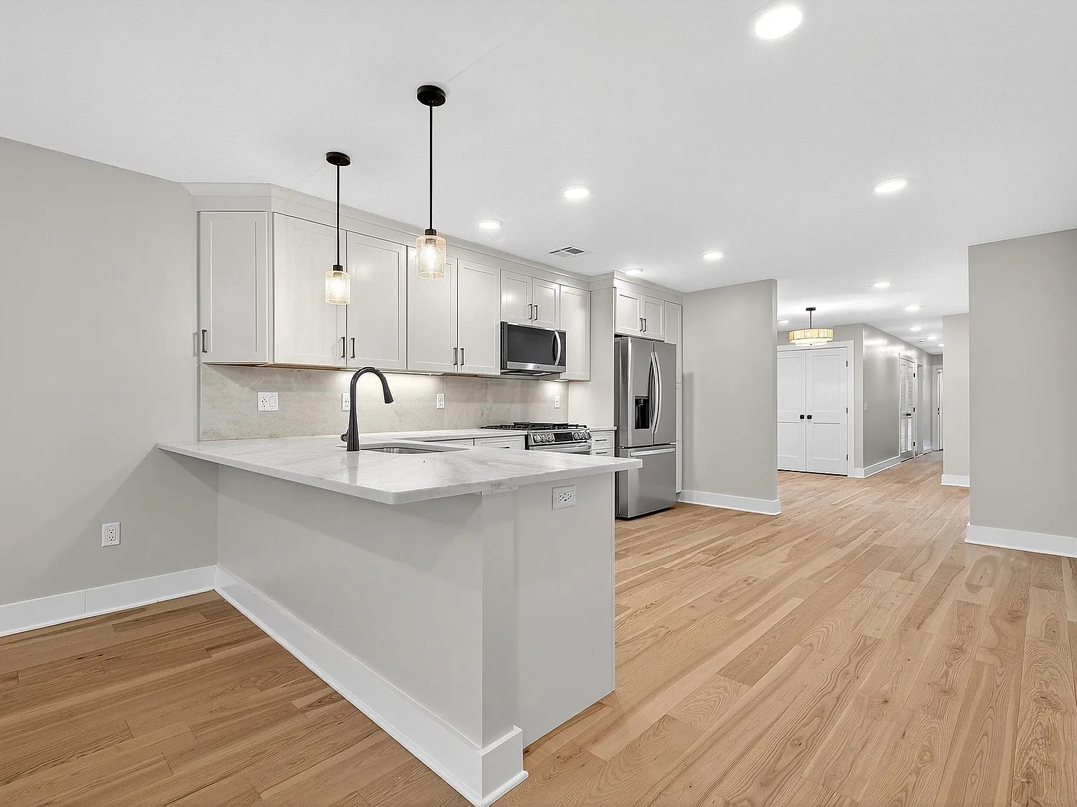 3 bed, 2.0 bath, 1600 sqft, $3,750 — Photo 2