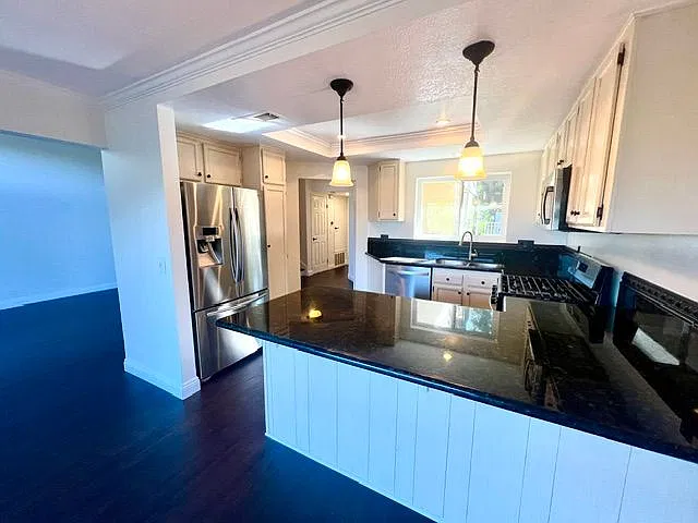 3 bed, 3.0 bath, 1335 sqft, $4,000 — Photo 3