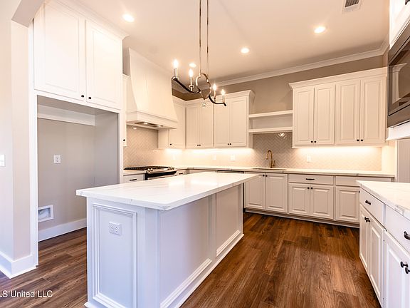 2nd image of 829 Glenwild Cir
