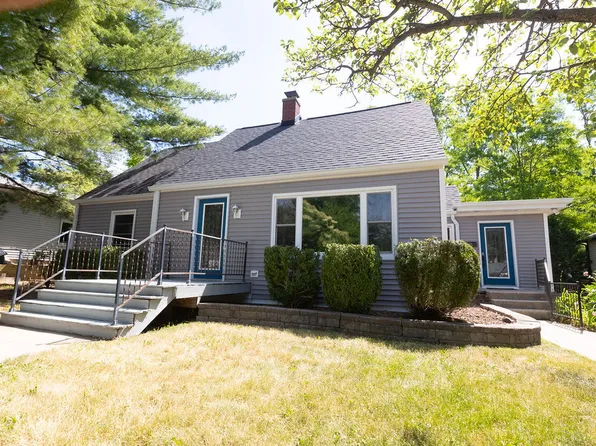 305 Glenice Pkwy, Fox River Grove, IL 60021