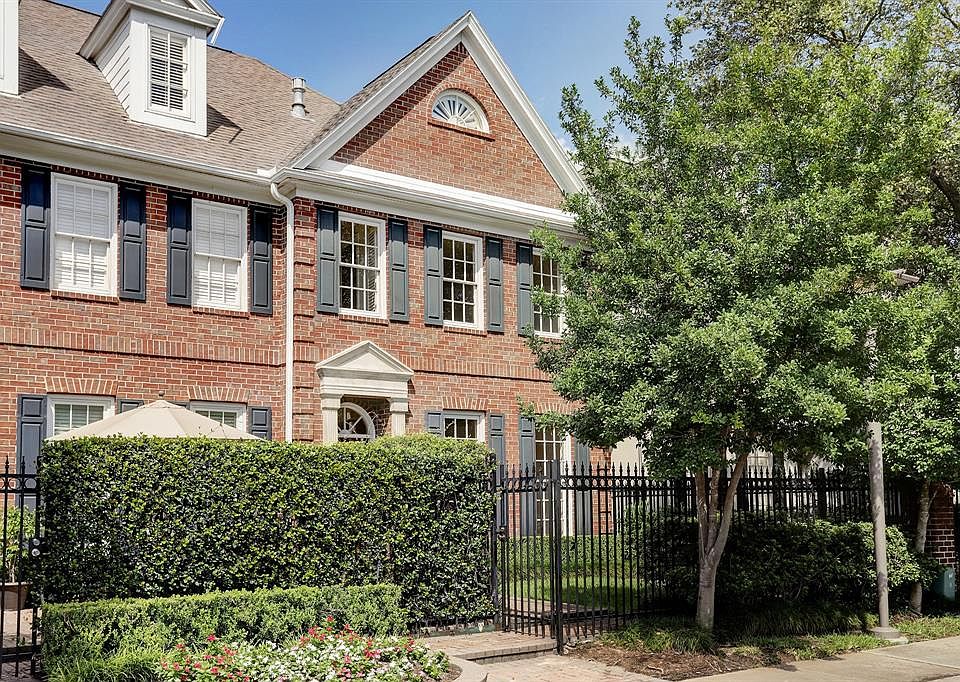 Wonderful brick town home in a great Galleria location! front is gated with it's own private front yard. This is an end unit which allows for more natural light and shares only one common wall.