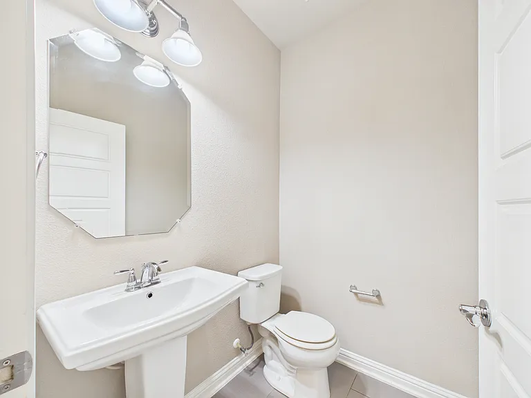 13800 Lyndhurst St #52 — Photo 9