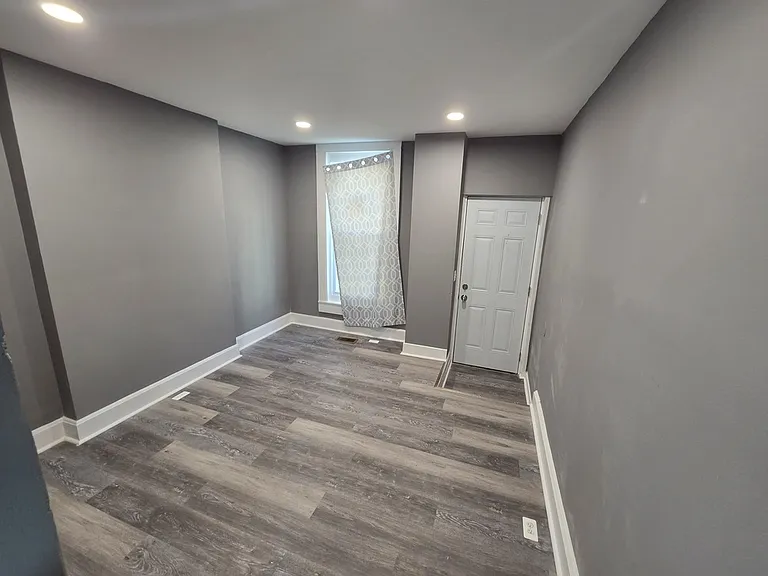 500 N Port St — Photo 2