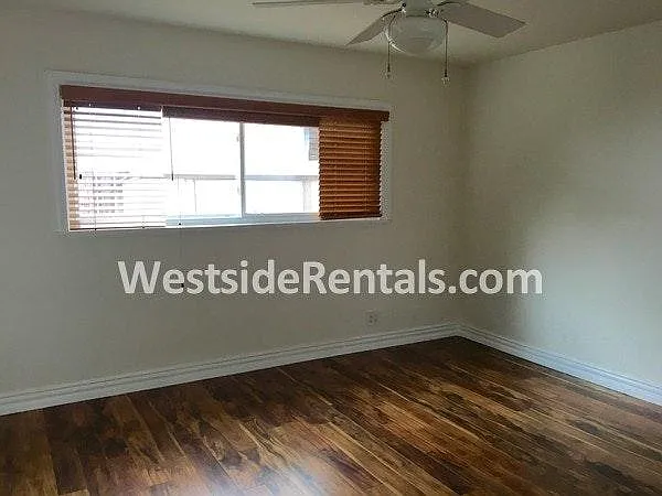 22221 Hartland St #HOUSE — Photo 7