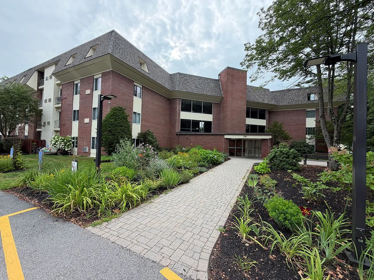 $2,400 - 2BD/1BA Kings wood Condo - Parking included & Pool - Available 8/22 — Photo 4