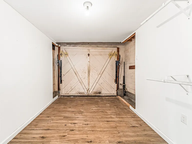560 Russell St — Photo 35