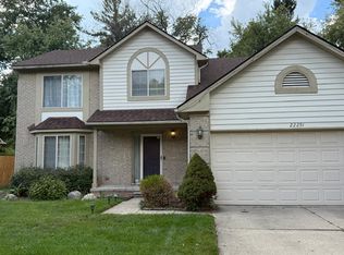 22291 Arbor Ln, Farmington Hills, MI 48336