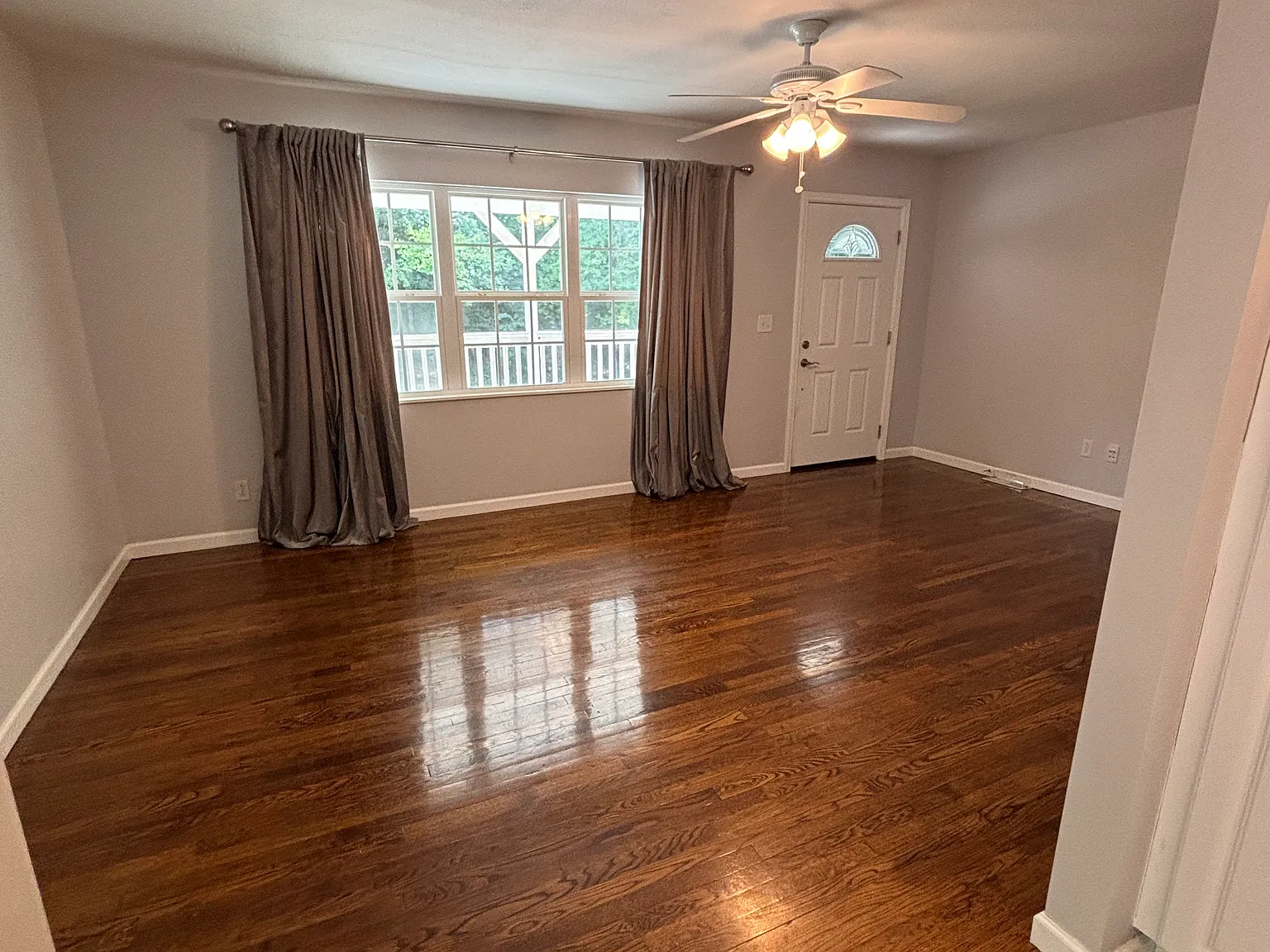 3 bed, 1000 sqft, $2,100 — Photo 3