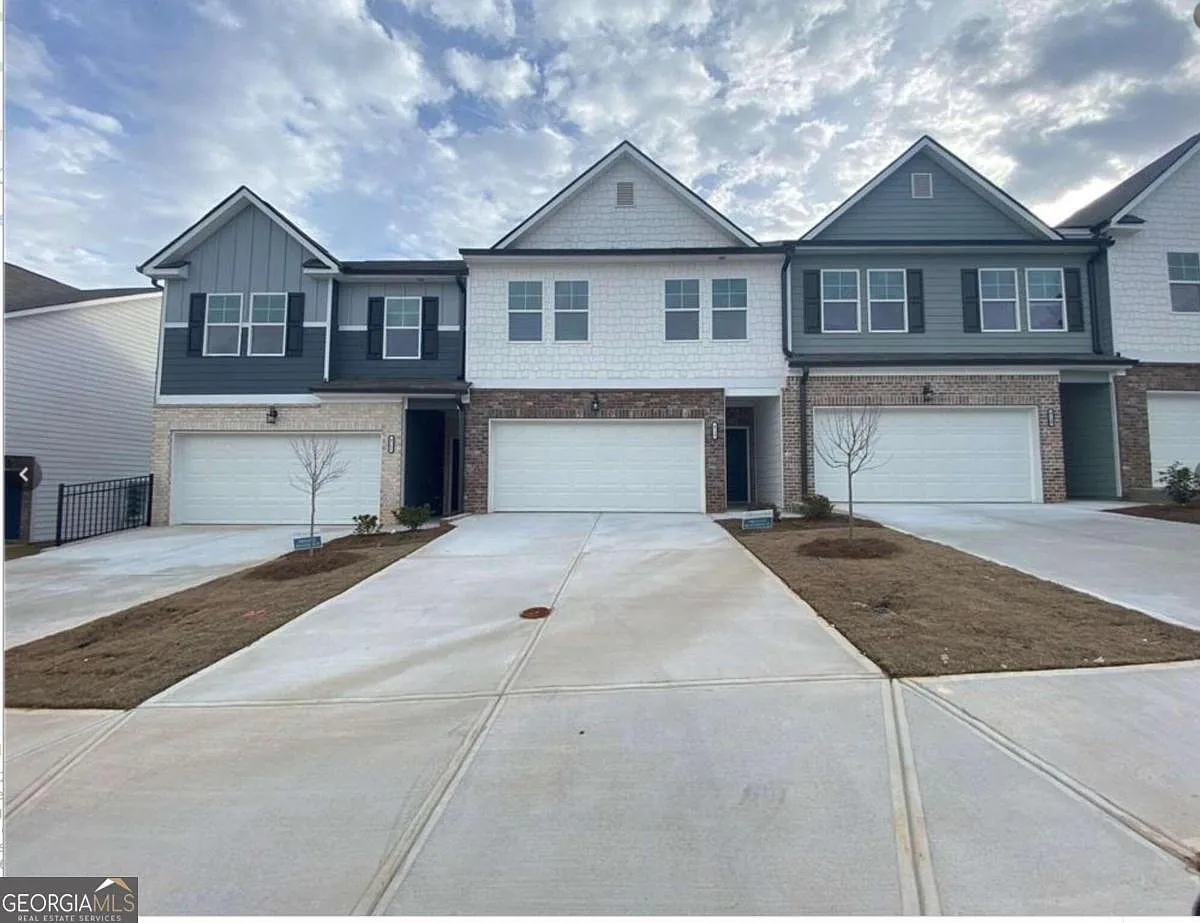 3 bed, 2.5 bath, 1675 sqft, $2,150 — Photo 2
