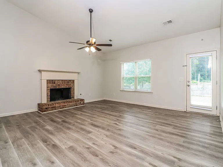 1000 Cureton Dr — Photo 6