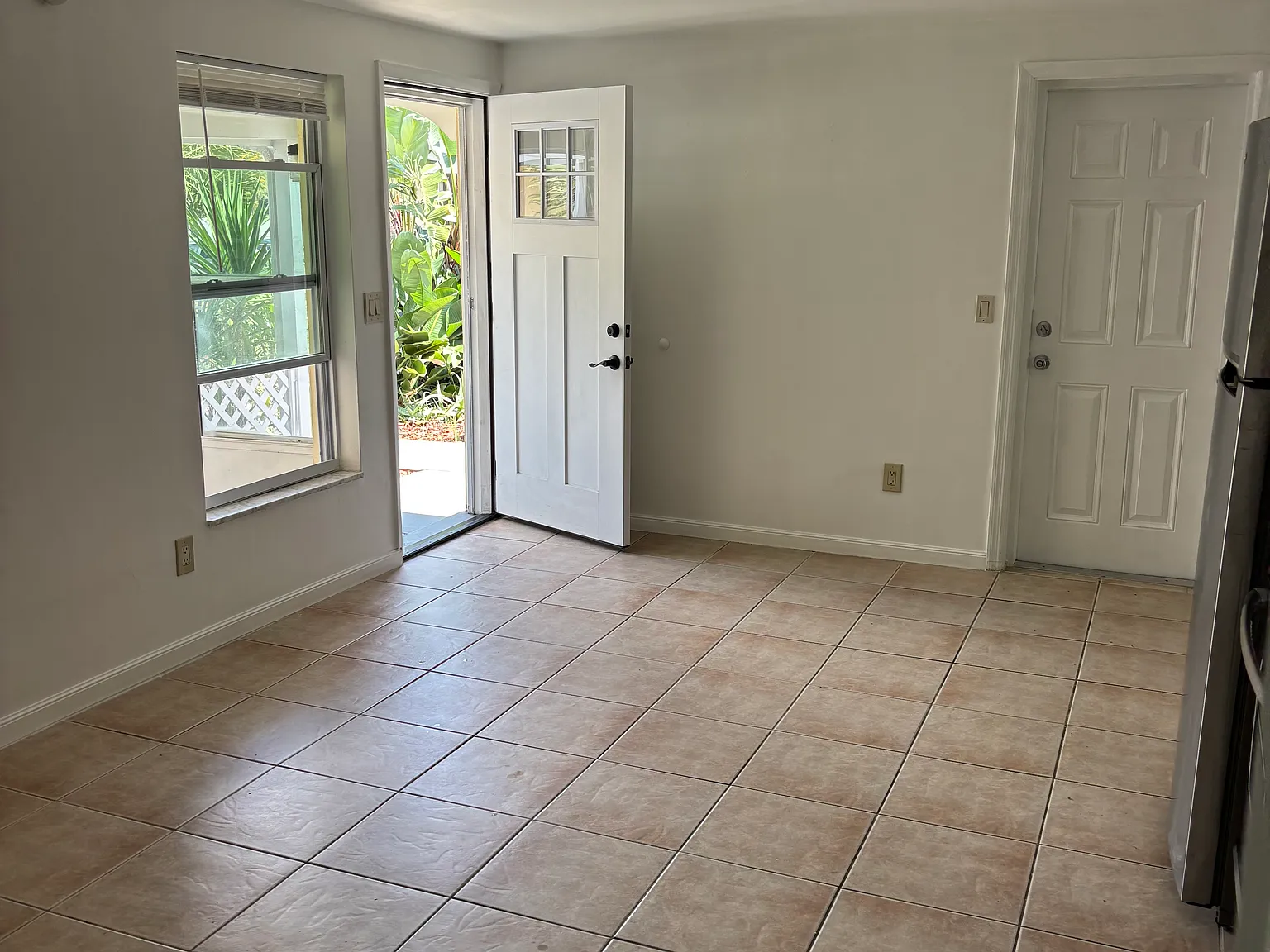 485 S Paula Dr — Photo 2