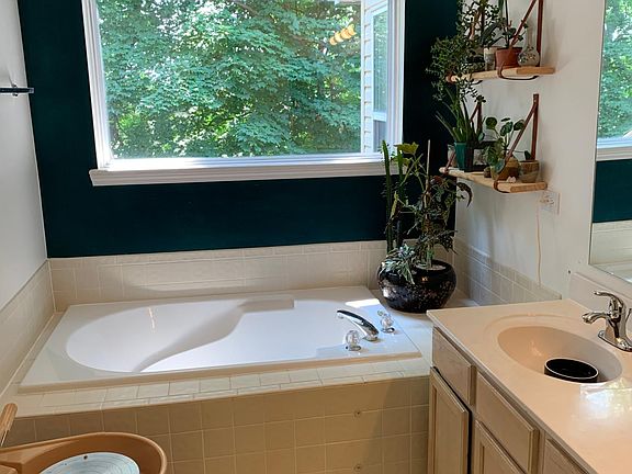 Jacuzzi garden bath in master bathroom. Walk in shower. 2 sinks