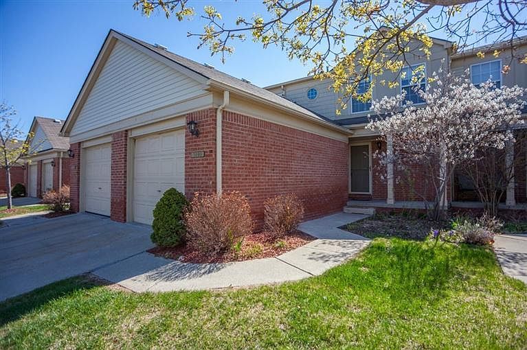 1st image of 3095 Village Cir