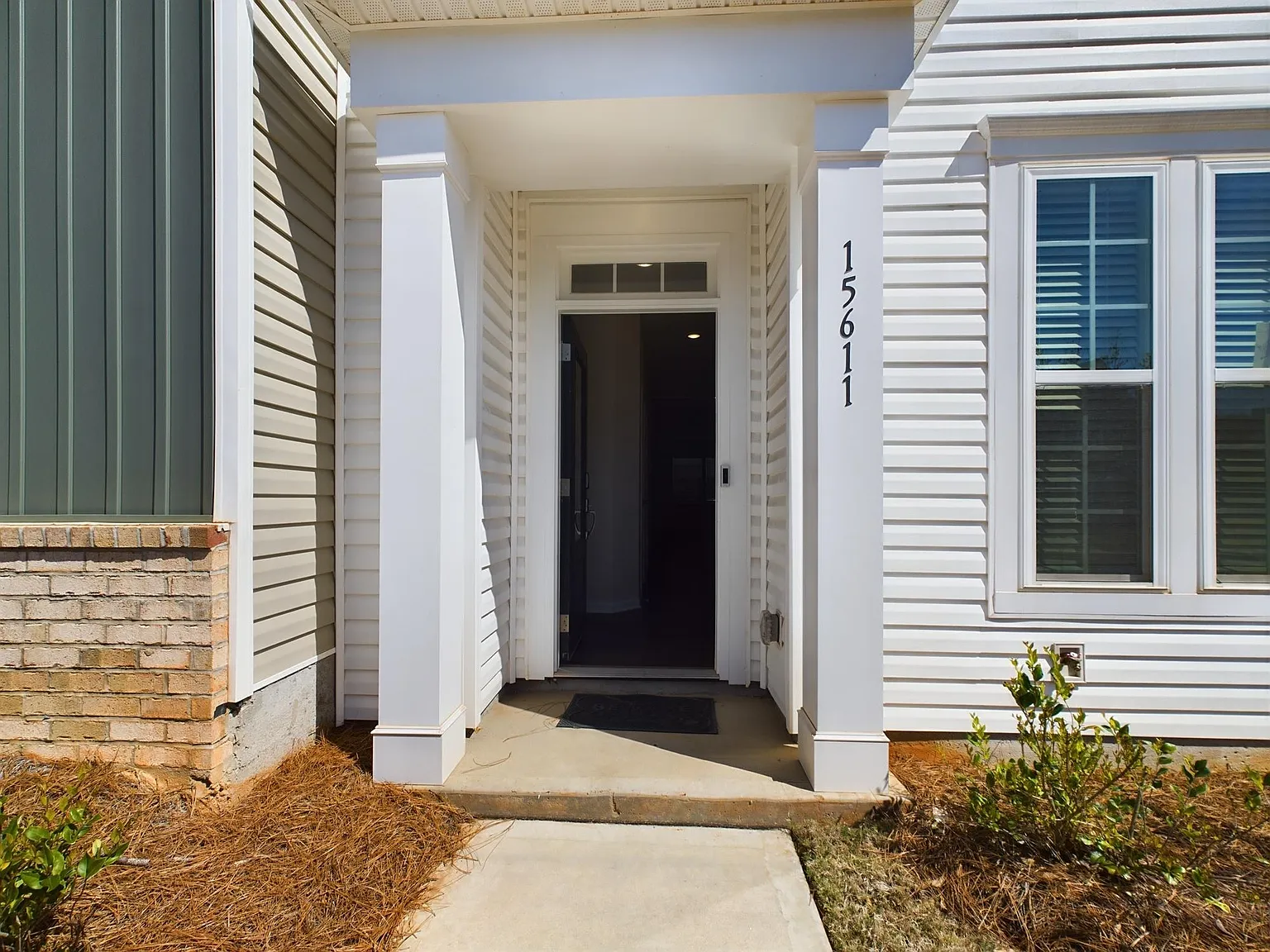 4 bed, 2.5 bath, 1971 sqft, $2,350 — Photo 2