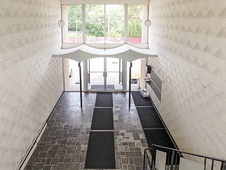 Rochester House Apartments — Photo 27