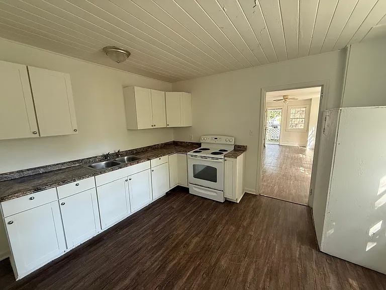206 Broadway St #A — Photo 6