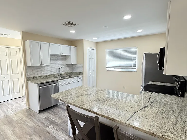1019 SE 11th St #3 — Photo 3